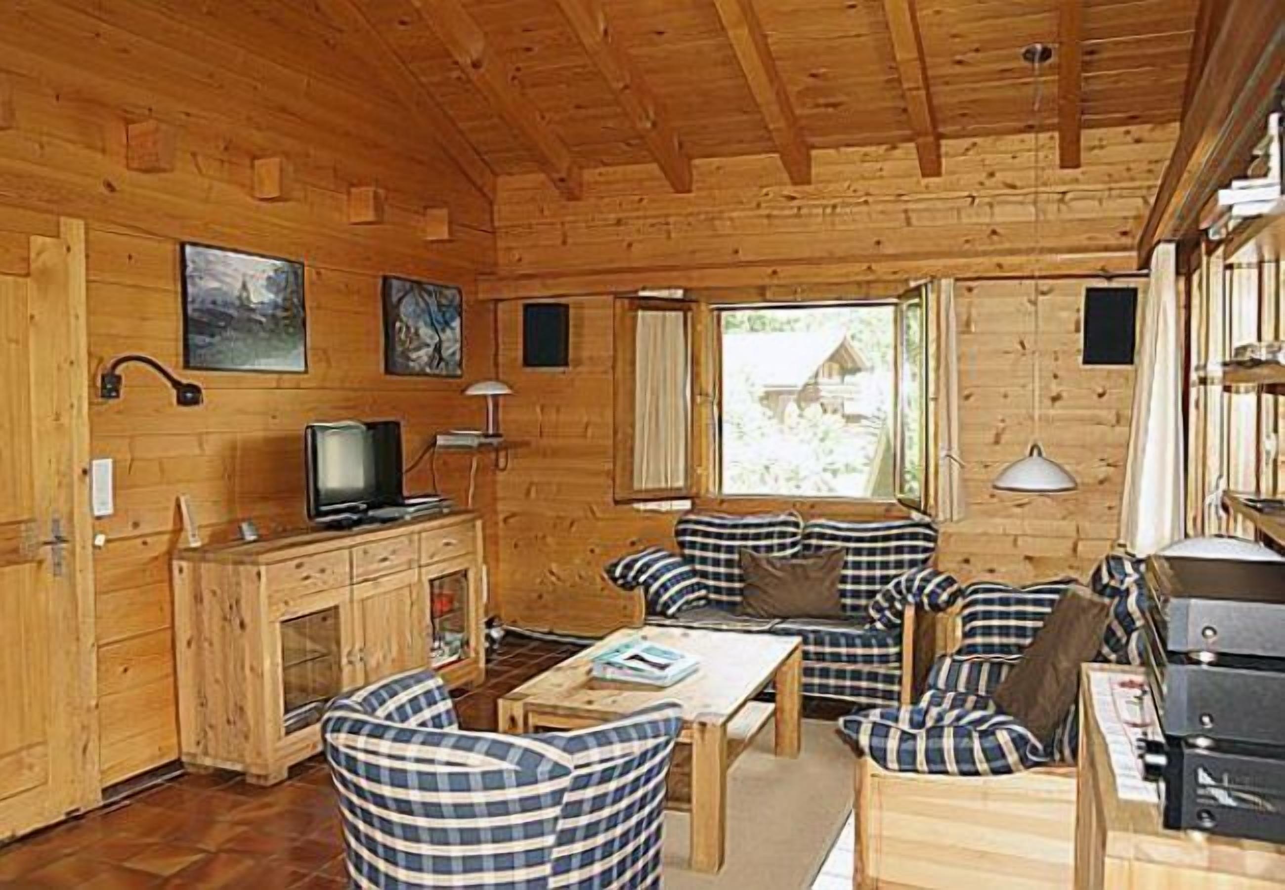 Chalet, 4 Bedrooms | Ruang tamu | TV, pemain DVD 