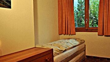 Chalet, 4 Bedrooms | Iron/ironing board, free WiFi