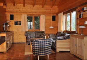 Chalet, 4 habitaciones | Área de sala de estar | Televisión y reproductor de DVD 