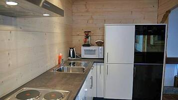 Chalet, 4 Bedrooms | Private kitchen | Full-sized fridge, microwave, oven, stovetop
