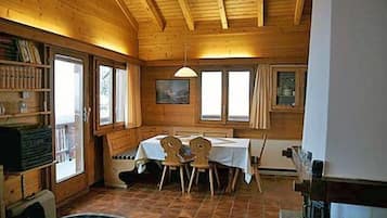 Chalet, 4 Bedrooms | In-room dining