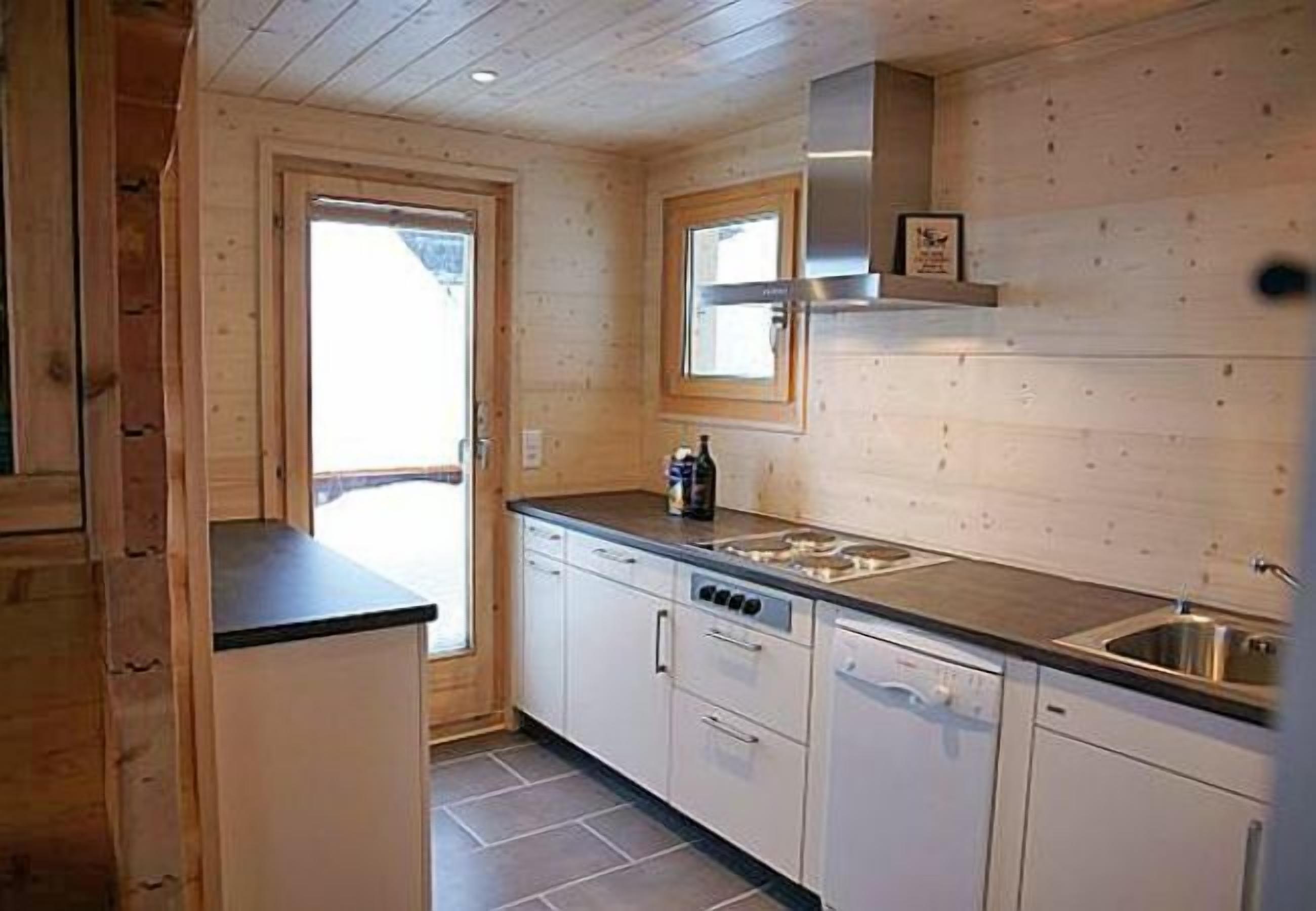 Chalet, 4 Bedrooms | Dapur peribadi | Peti sejuk/penyejuk beku saiz penuh, ketuhar gelombang mikro, ketuhar 