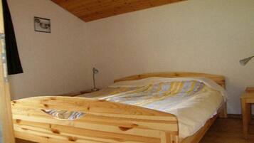 Chalet, 4 Bedrooms | Iron/ironing board, free WiFi