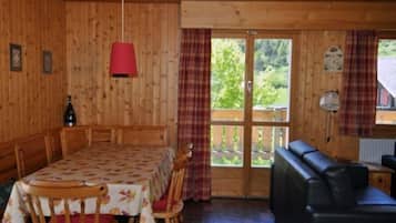 Chalet, 4 Bedrooms | In-room dining