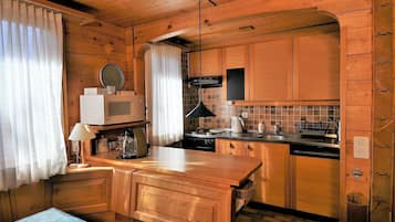 Apartment, 3 Bedrooms | Private kitchen | Full-size fridge, microwave, oven, stovetop