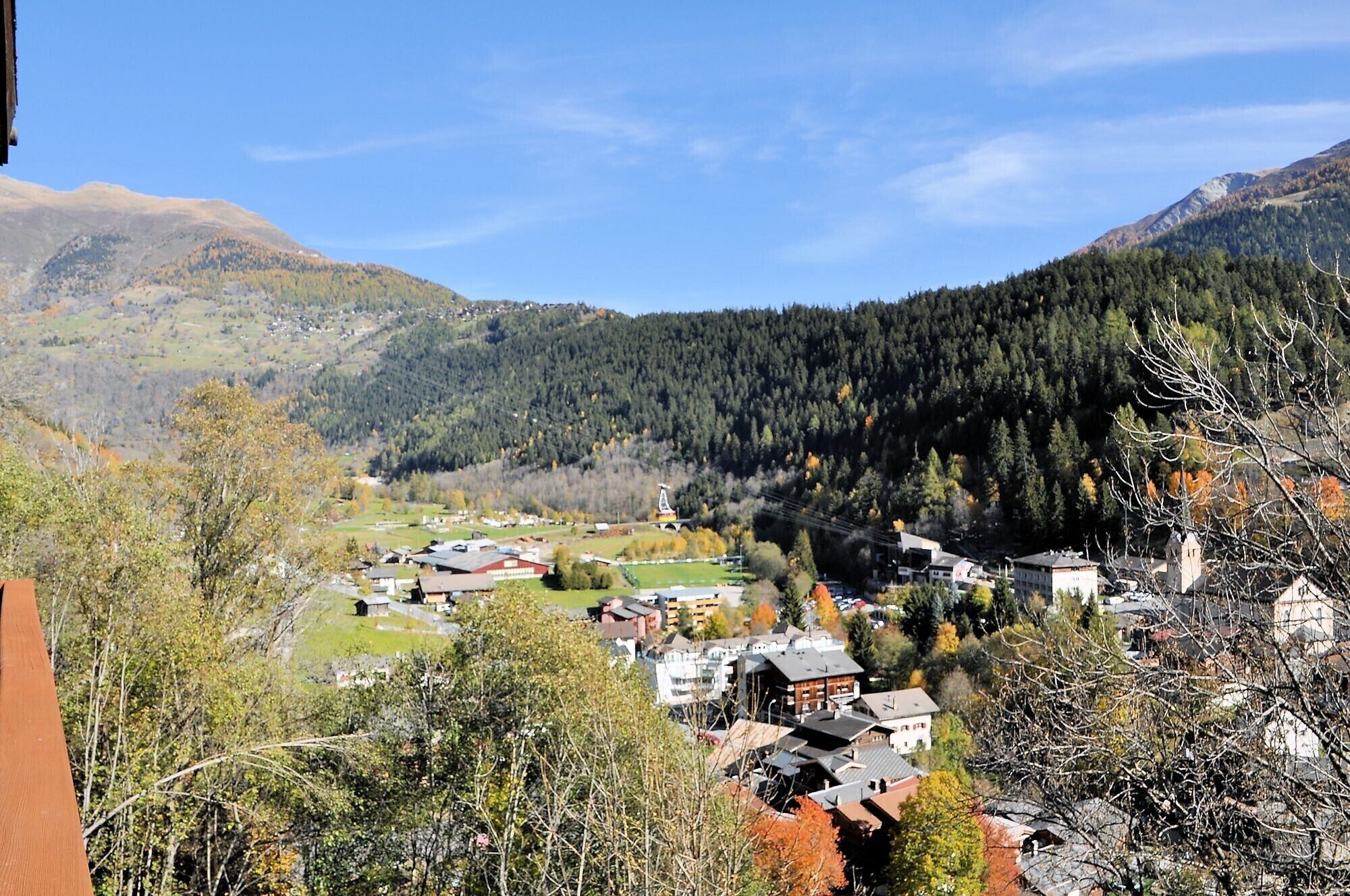 A mountain village with houses and a bridge.