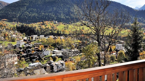 A mountainous landscape with a village nestled in the valley. - Uf der Egga 419 (Fiesch)