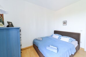 3 soverom, strykejern/-brett og barnesenger (inkludert)