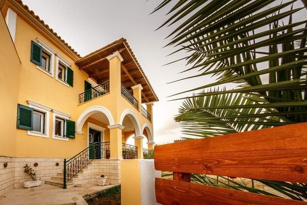 Courtyard - LAMDA VILLAS (Zakynthos)