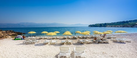 Ubicación cercana a la playa y bar en la playa