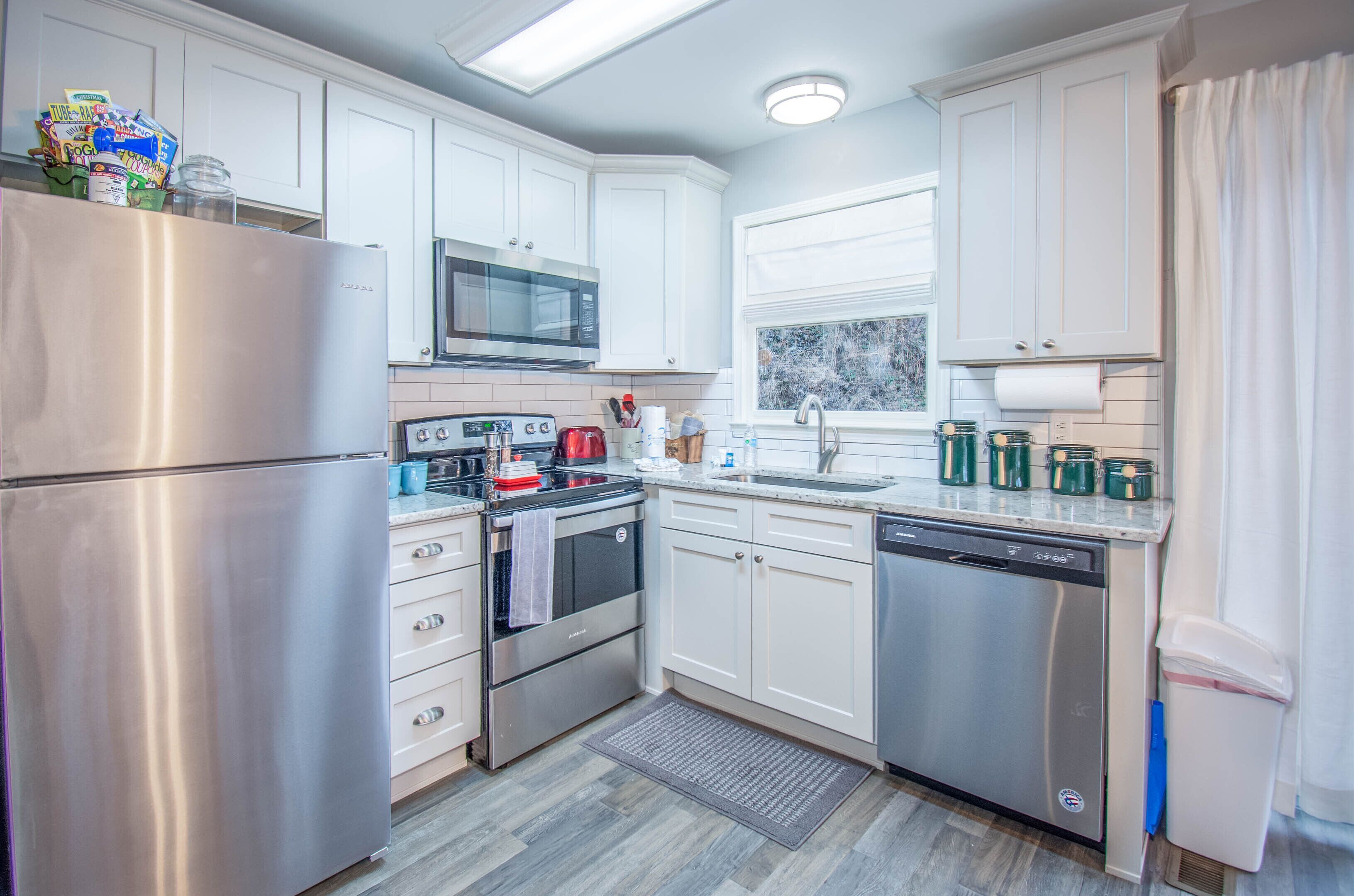 Kjøleskap, mikrobølgeovn, ovn og kokeplater