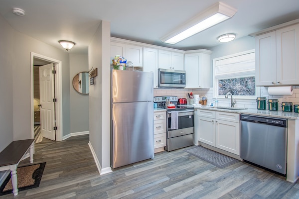 Een koelkast, een magnetron, een oven, een kookplaat