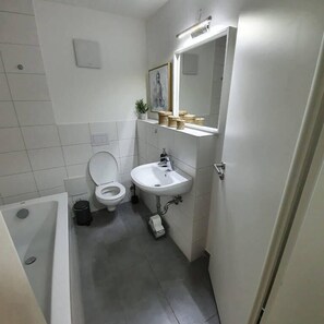 Ducha, toallas, jabón y papel higiénico