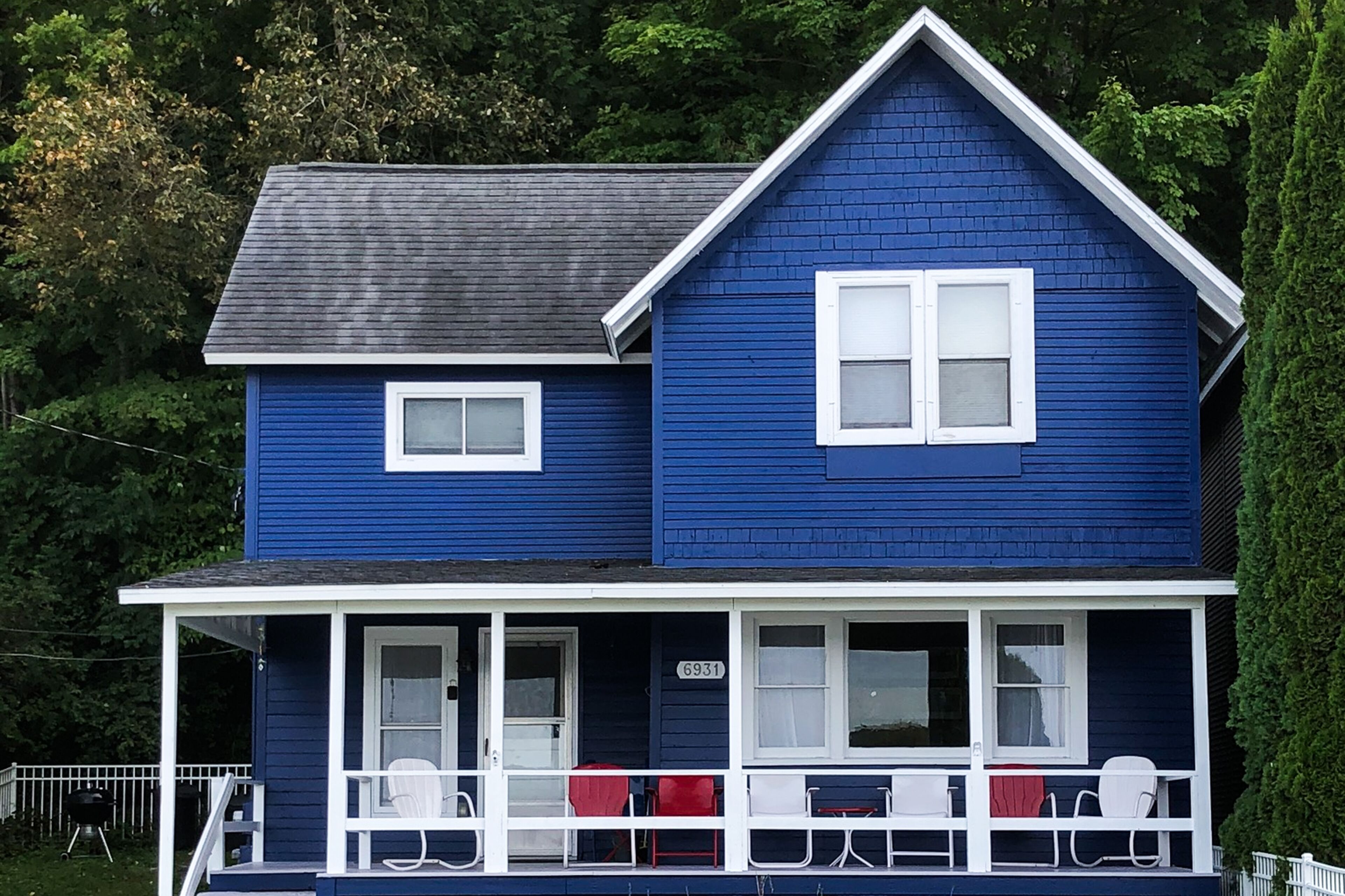 Pleasant lake house w/ free cable, guest kayak, set on trail - dogs allowed
