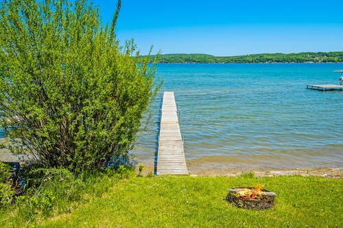 Pleasant lake house w/ free cable, guest kayak, set on trail - dogs allowed