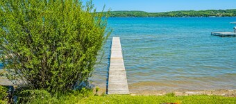 Pleasant lake house w/ free cable, guest kayak, set on trail - dogs allowed