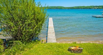 Pleasant lake house w/ free cable, guest kayak, set on trail - dogs allowed