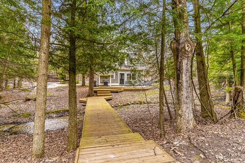 Secluded home w/ private grill, gas fireplace, full kitchen, and free WiFi