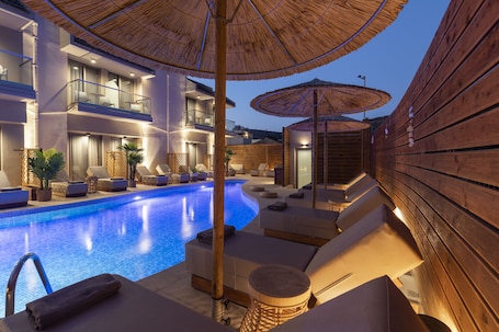 Seasonal outdoor pool, pool umbrellas, sun loungers. Oasis Hotel Prasonisi