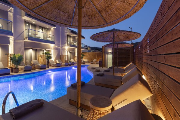 季節限定屋外プール、プール パラソル、サンラウンジャー