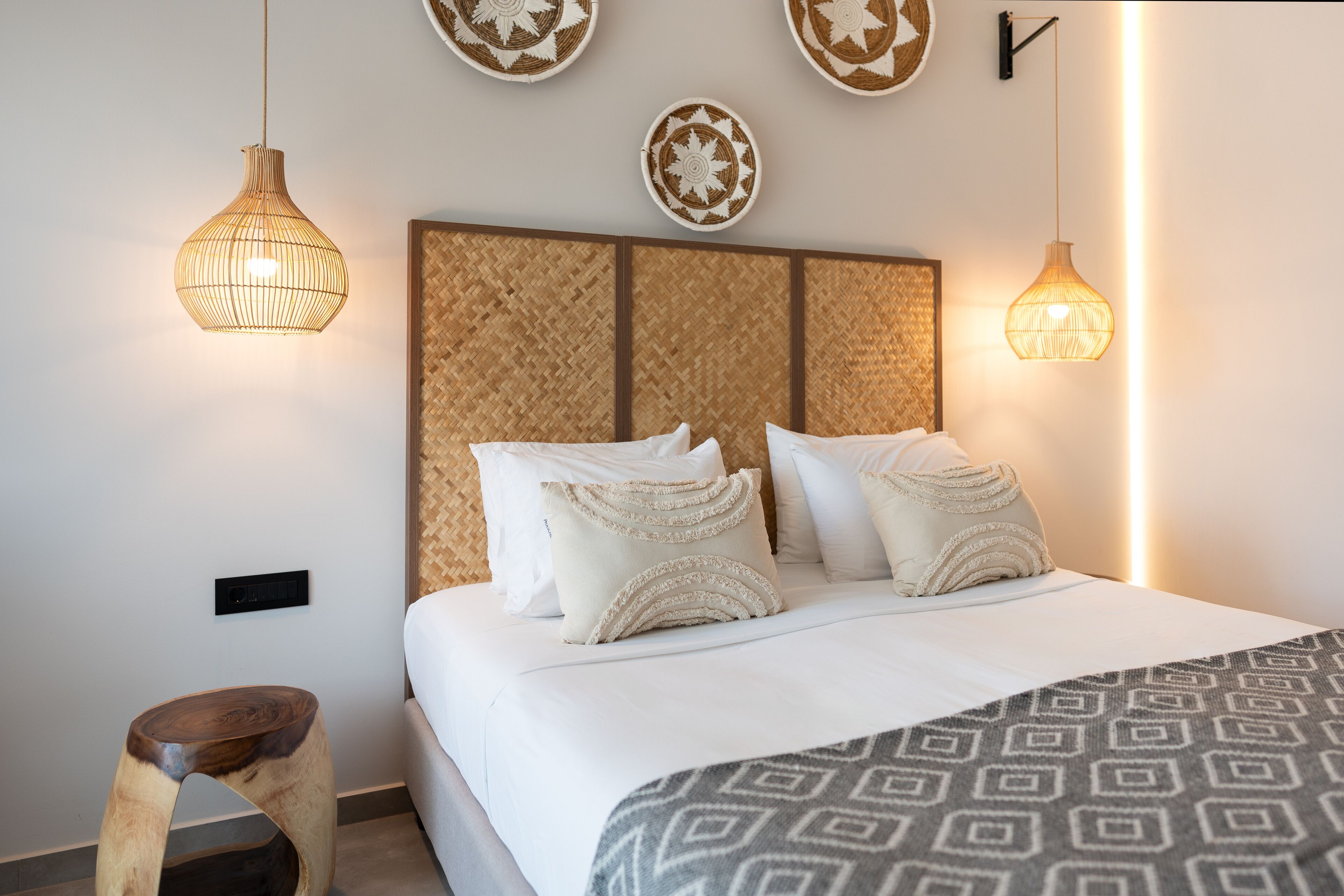 Quarto casal superior, vista para a piscina | Roupas de cama premium, camas com colchões pillow-top