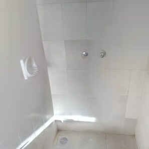 Double Room Single Use | Bathroom shower - Orchards Lodge (Naivasha)