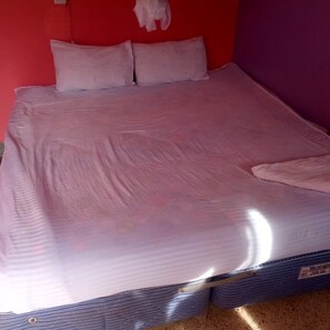 Doppelzimmer | Schreibtisch, Bettwäsche