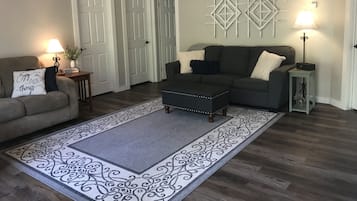 TV connectée, lecteur de DVD, livres, chaîne hi-fi