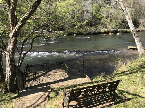 Toccoa Fish Trap Escape, with Riverfront Deck and New Hot Tub