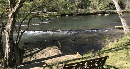 Toccoa Fish Trap Escape, with Riverfront Deck and New Hot Tub