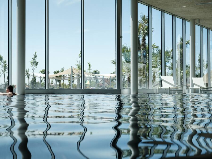 2 albercas techadas, alberca al aire libre por temporada y camastros