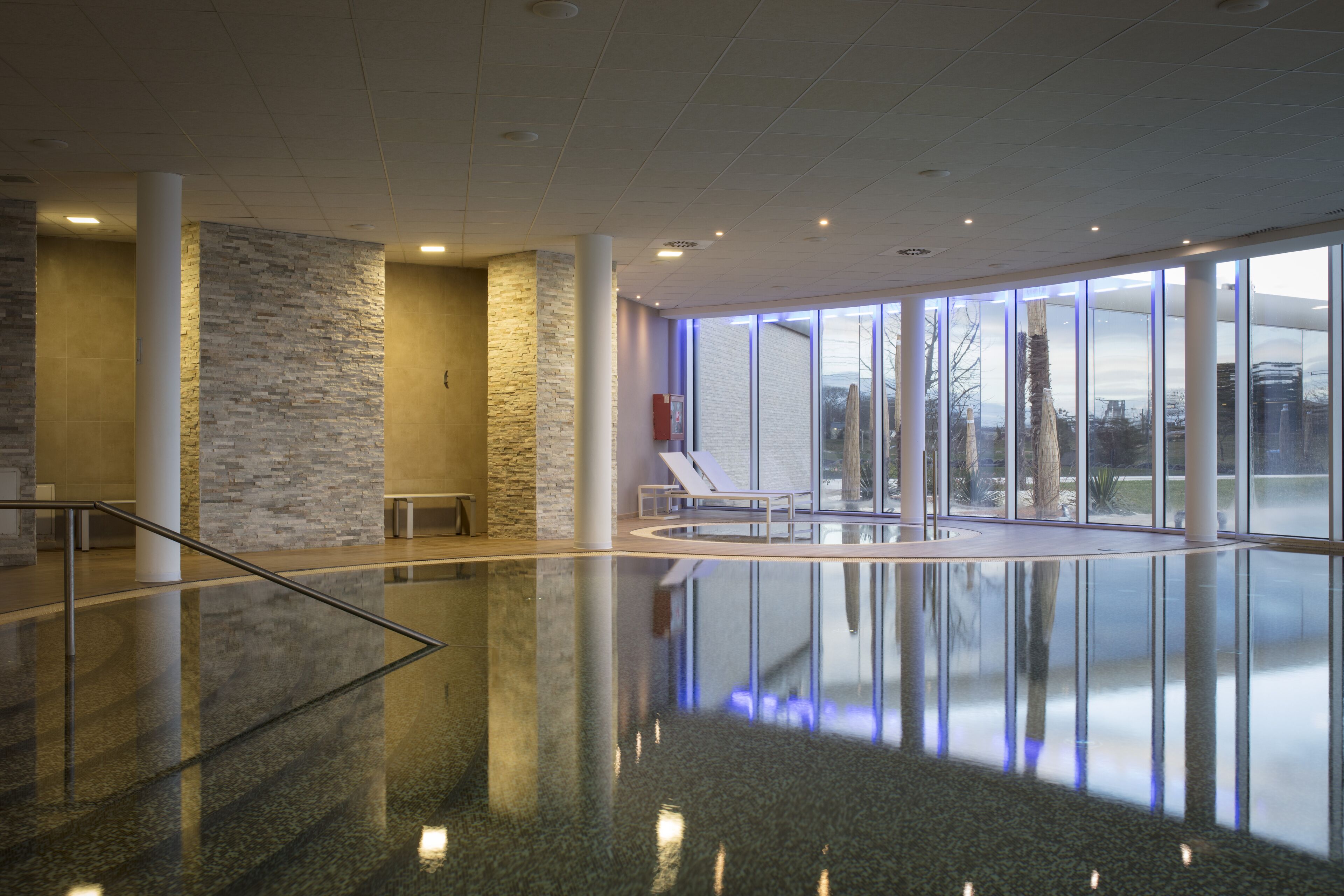 2 piscine coperte, piscina stagionale all'aperto, lettini