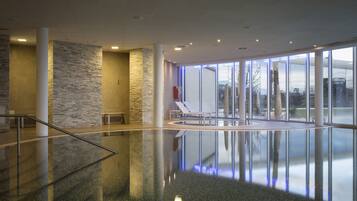 2 kolam renang indoor dan kolam renang outdoor musiman