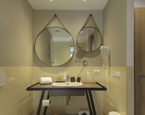 Habitación doble Premium | Baño | Regadera, amenidades de baño gratuitas, secadora de cabello, batas 