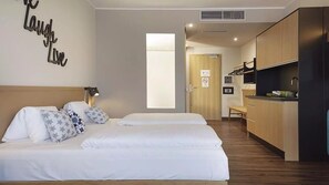 Grand appartement | Een minibar, een kluis op de kamer, een bureau, een laptopwerkplek