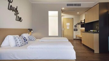 Minibar, caja de seguridad en la habitación y escritorio 