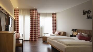 Kamar Double Grand | Minibar, brankas, meja kerja, dan ruang kerja ramah laptop