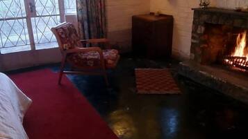 Kamar Keluarga | Seprai premium, selimut bulu angsa, dan meja kerja