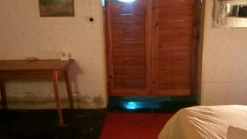 Habitación familiar | Ropa de cama de alta calidad, edredón y escritorio