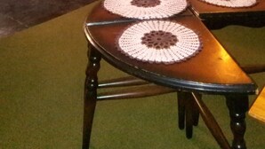 Ein gemütliches Wohnzimmer mit einer Couch, einem Couchtisch und einem Essbereich mit Stühlen und einem Tisch.