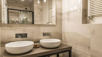 Regadera, secadora de cabello, bidet