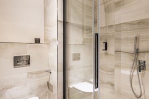 Dusche, Haartrockner, Bidet