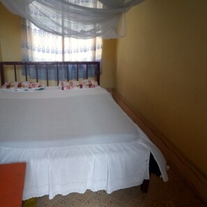 Enkeltrom | Skrivebord og sengetøy