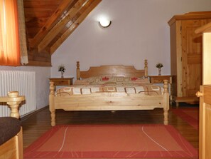 Comfort Double Room | Living room | 70-cm TV with cable channels