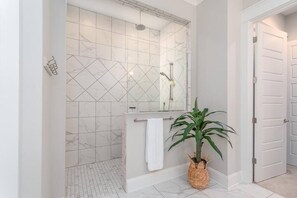 Secadora de cabello, jabón, shampoo, papel de baño 