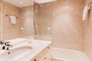 Baignoire, sĂšche-cheveux, serviettes fournies