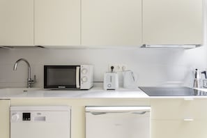 Réfrigérateur, micro-ondes, plaque de cuisson, lave-vaisselle