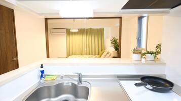 Room (4) | Private kitchenette | Fridge, microwave, stovetop, electric kettle