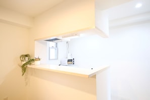 Chambre (4) | Coin cuisine privé | Réfrigérateur, micro-ondes, plaque de cuisson, bouilloire électrique