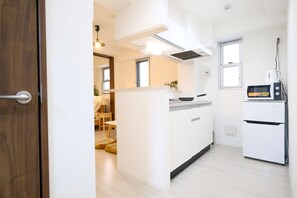 Quarto (4) | Cozinha americana privada | Geladeira, micro-ondas, cooktop, chaleira elétrica